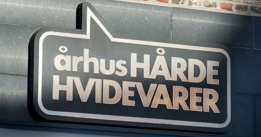 Århus Hårde Hvidevarers skilt på facaden af butikken på Nørregade i Aarhus