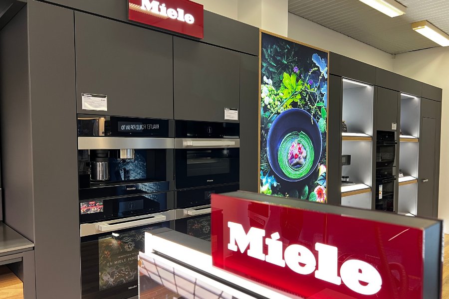 Miele-afdelingen i Århus Hårde Hvidevarers butik på Nørregade med indbygningsovne og Miele-skilt