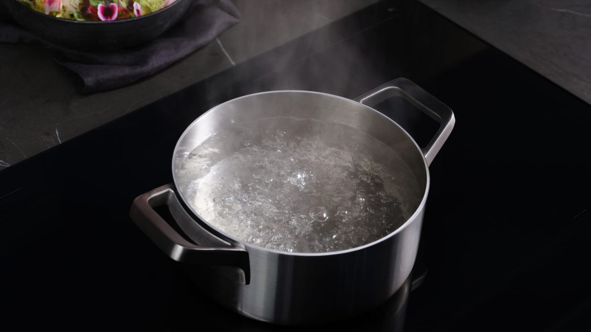 Gryde med kogende vand på en AEG induktionskogeplade