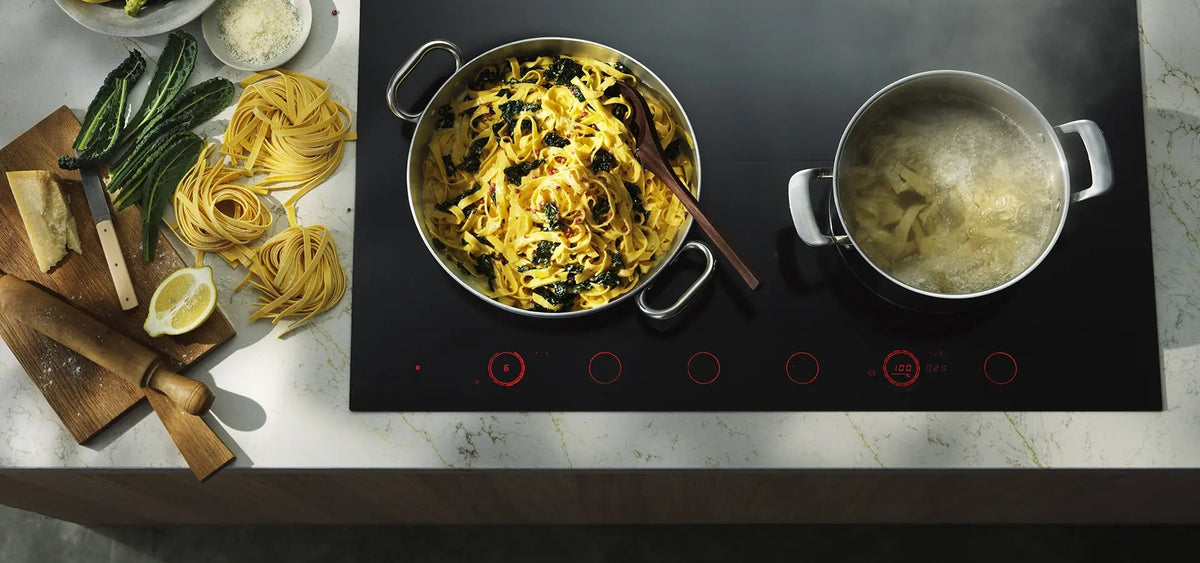 Pasta og gryder på en sort Asko induktionskogeplade