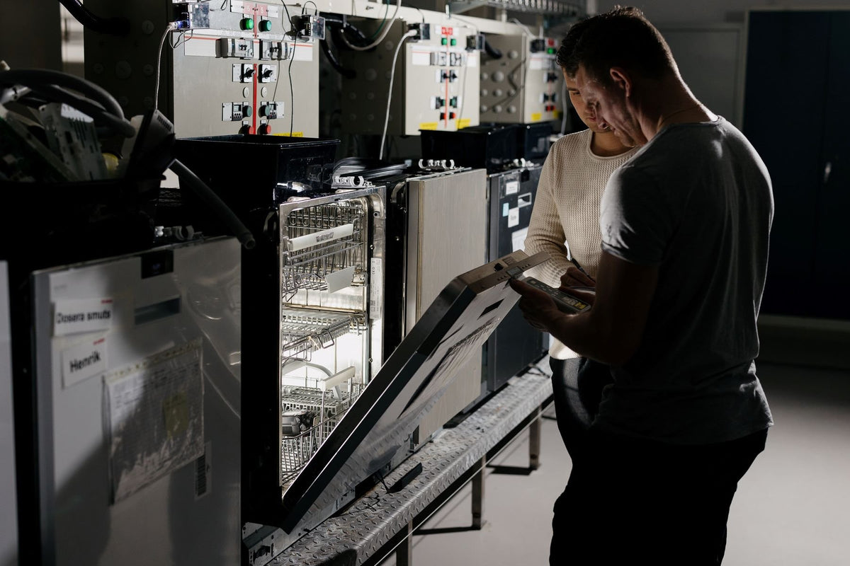 Asko-medarbejder tester opvaskemaskiner i et laboratorium