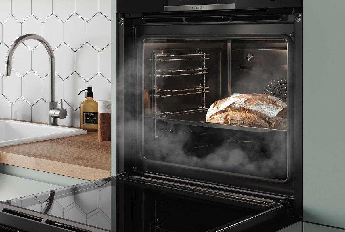 Bosch ovn med damp, der bager et brød med sprød skorpe