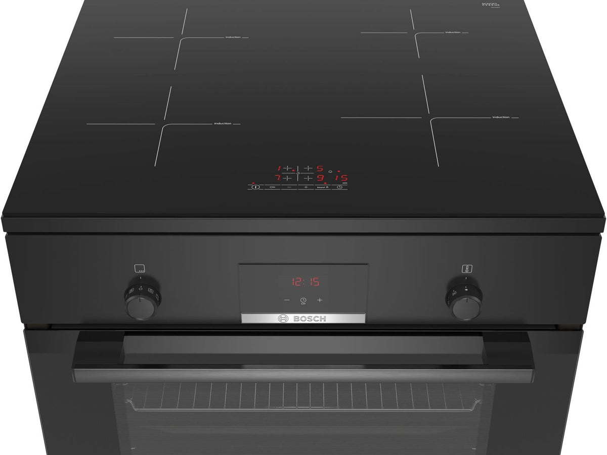 Nærbillede af den sorte induktionskogeplade på et Bosch komfur