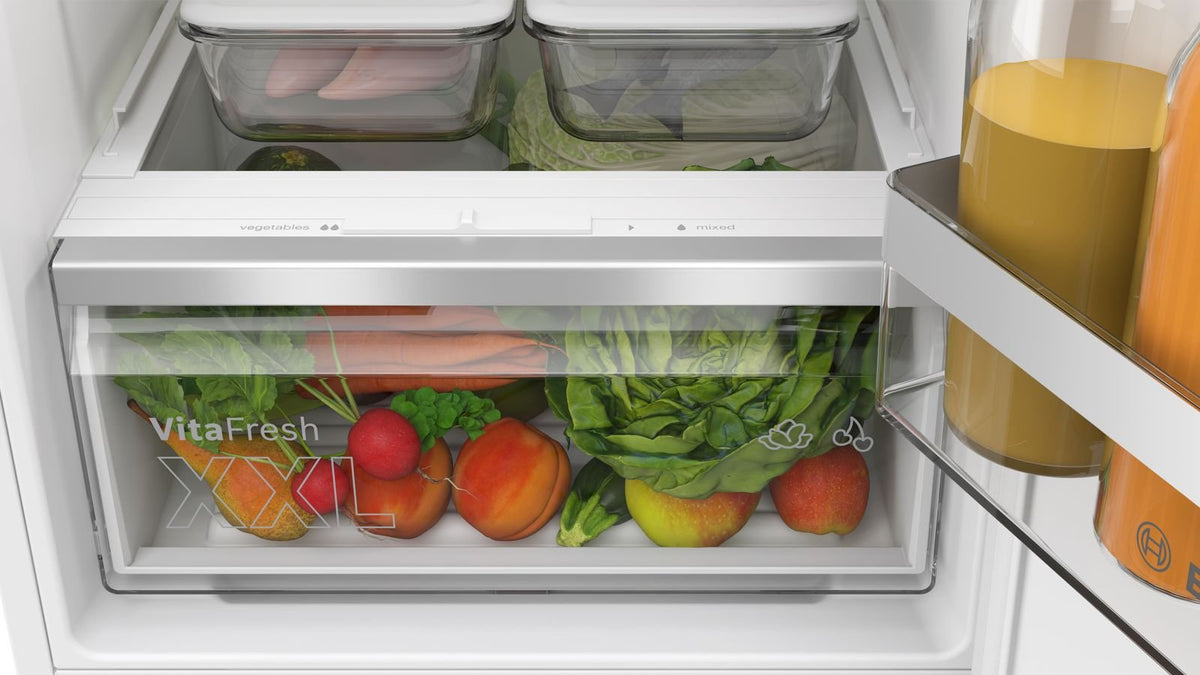VitaFresh-skuffe med frugt og grøntsager i et integreret Bosch køle-/fryseskab