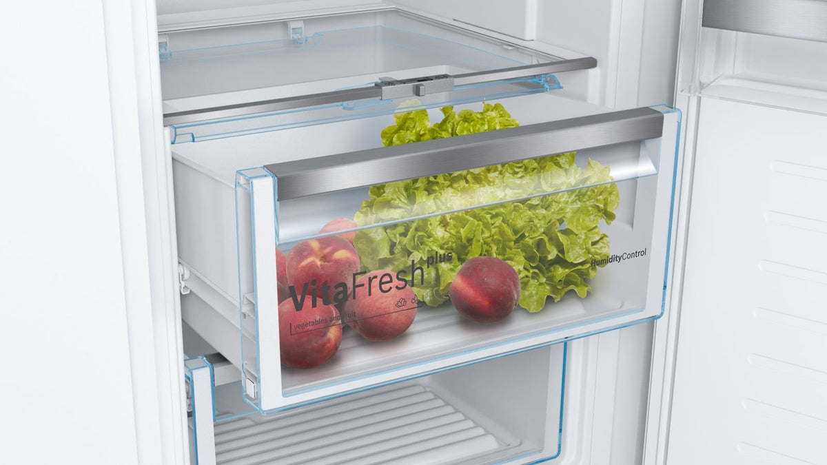 VitaFresh-skuffe med frugt og grøntsager i et integreret Bosch køleskab