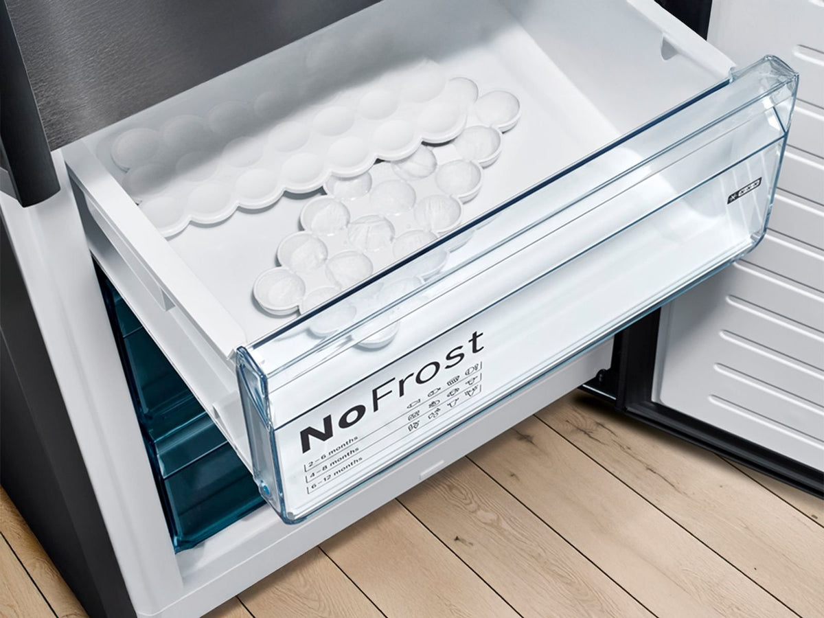 Udtrukket fryserskuffe med No Frost-mærkning i et Bosch køle-/fryseskab