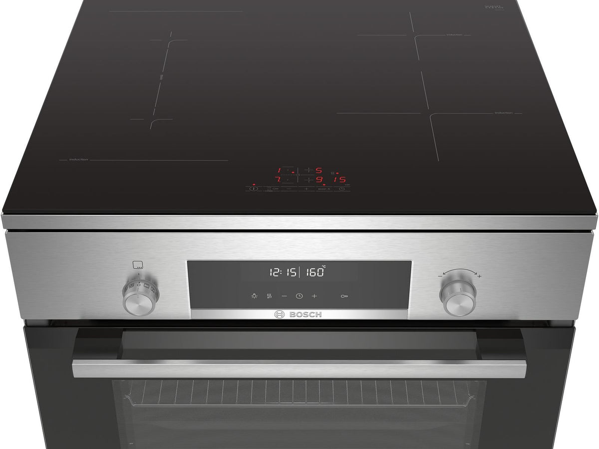 Bosch komfur i rustfrit stål med induktionskogeplade og betjeningspanel set oppefra