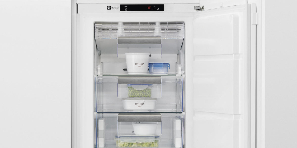 Integreret Electrolux fryseskab med åben dør og fyldte skuffer