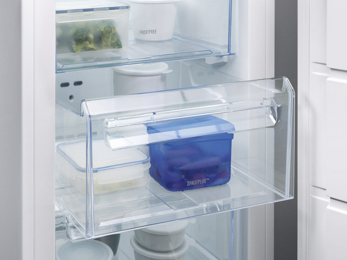 Gennemsigtig fryseskuffe med madvarer i en Electrolux fryser
