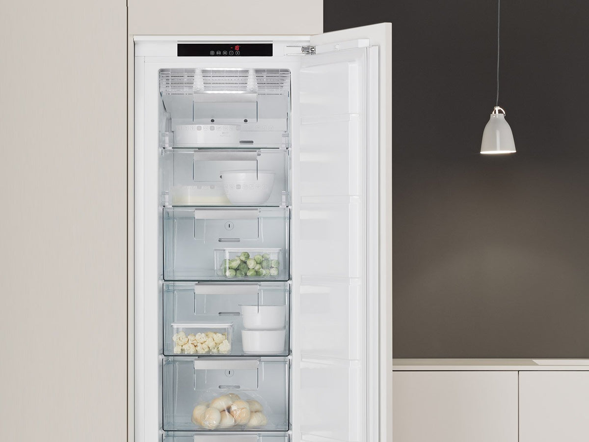 Højt integreret Electrolux fryseskab med åben dør i et køkken