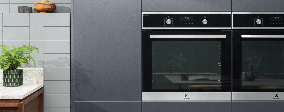 Indbygget Electrolux ovn i et køkken med grå skabe