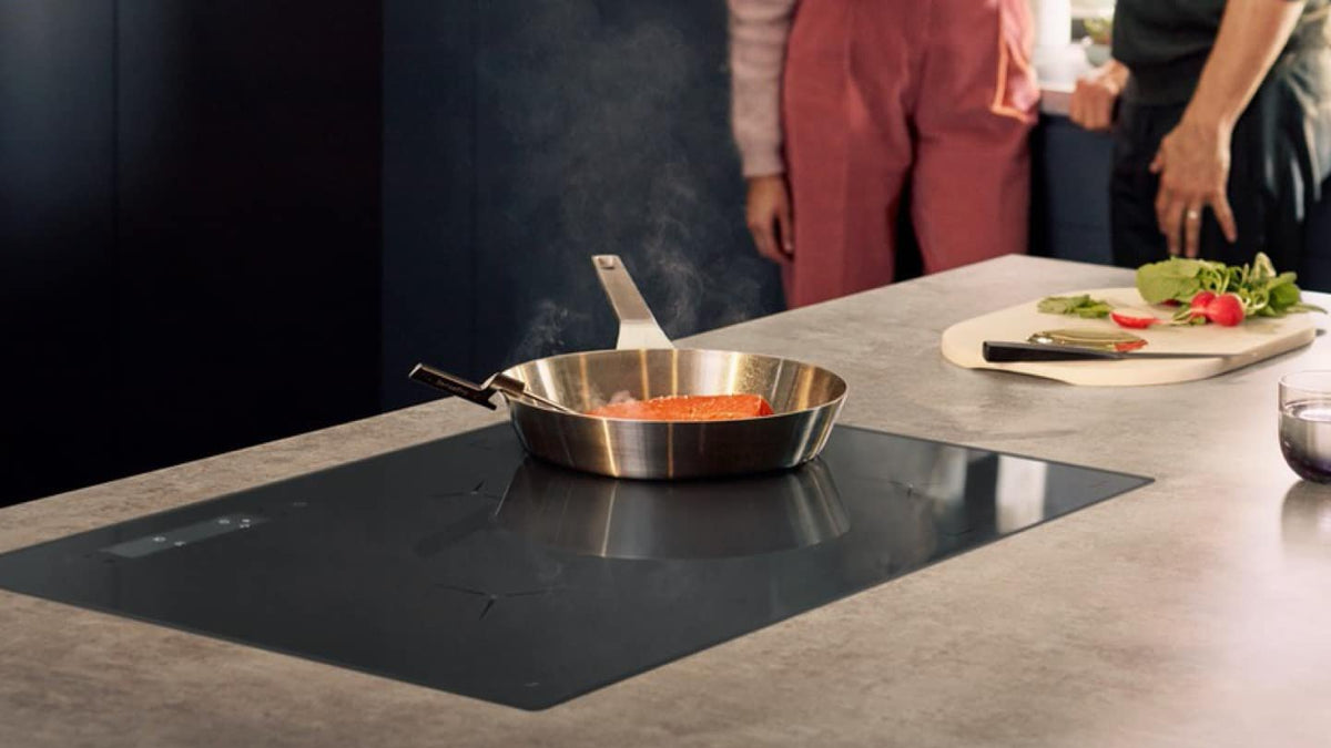 Stegepande på en Electrolux induktionskogeplade i et køkken