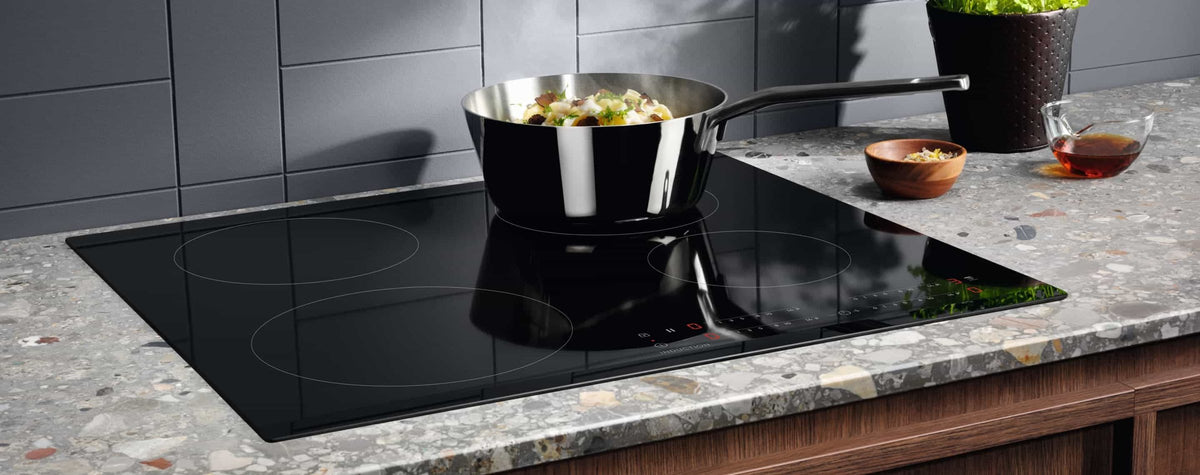 Gryde med kogende vand på en Electrolux induktionskogeplade
