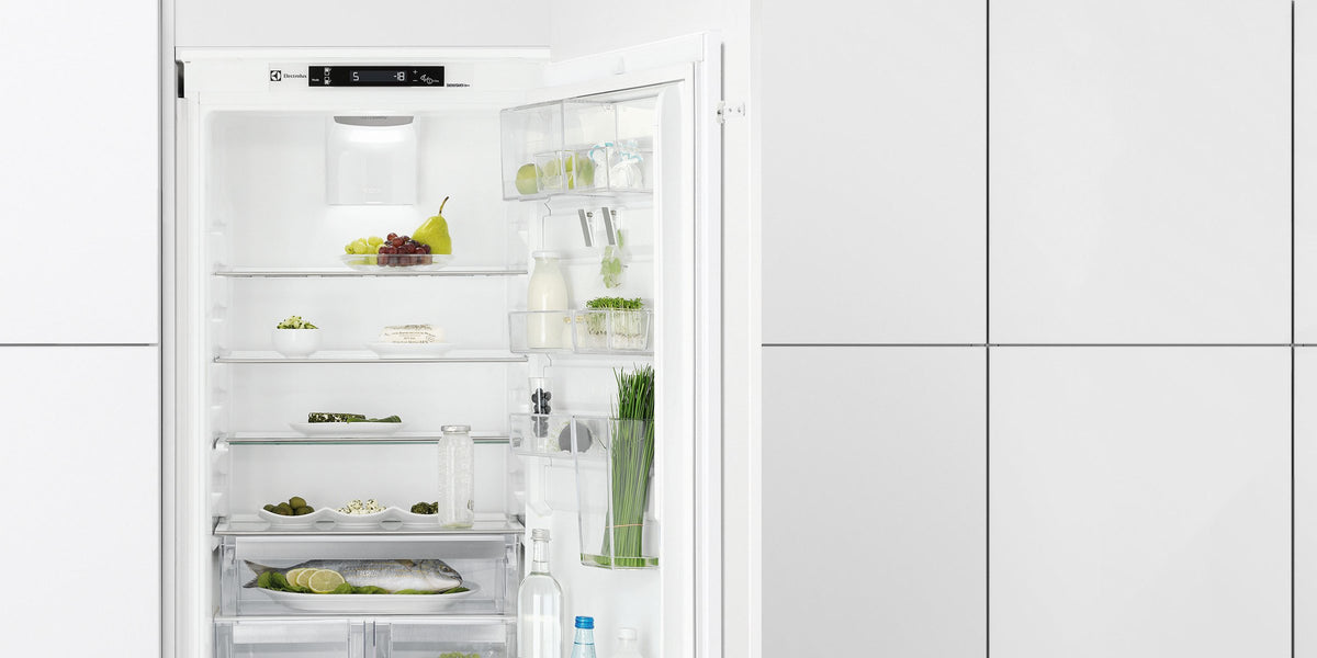 Indersiden af et Electrolux køle-/fryseskab med madvarer
