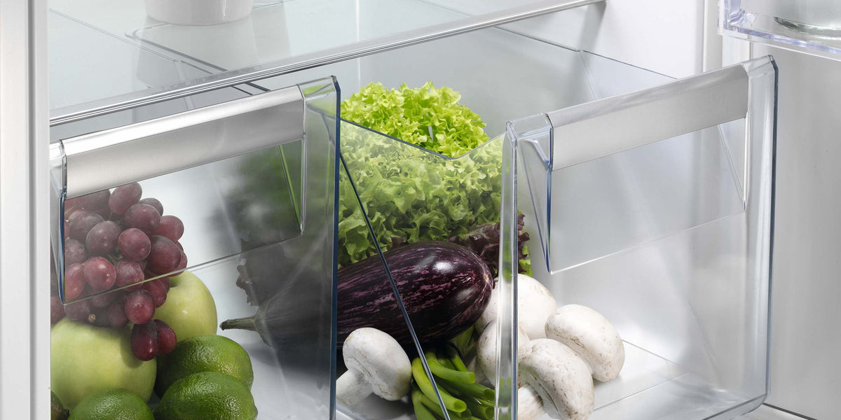 Grøntsagsskuffe med frugt og grønt i et Electrolux køleskab