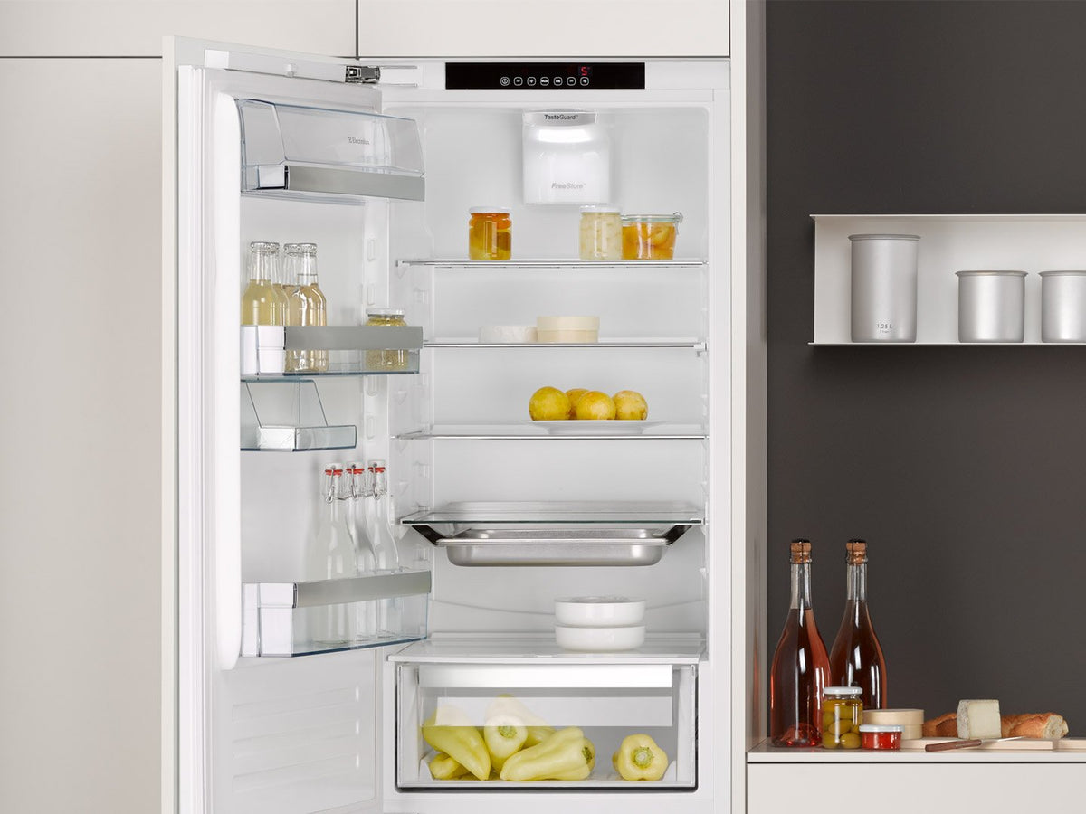 Integreret Electrolux køleskab med åben dør i et lyst køkken