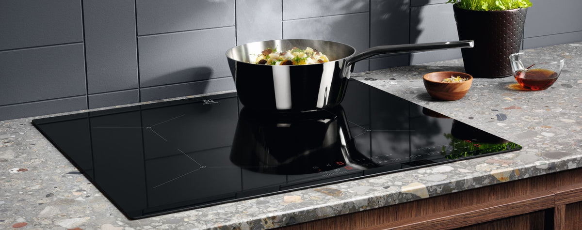 Gryde med kogende vand på en Electrolux induktionskogeplade