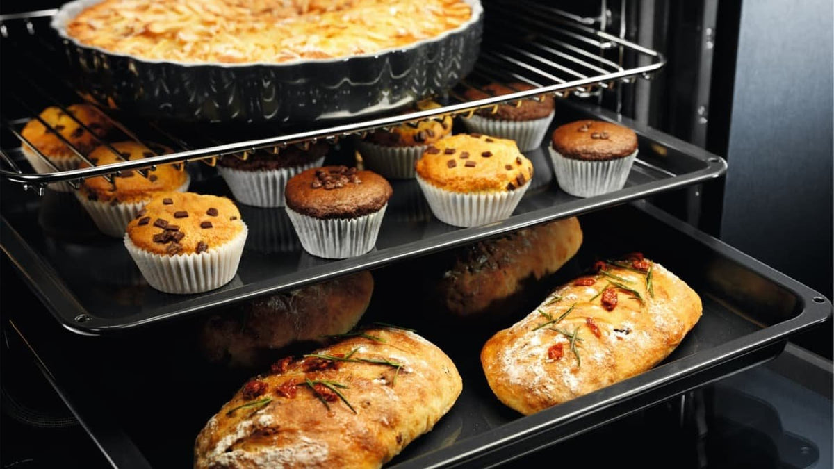 Muffins og brød bages på to plader i en ovn