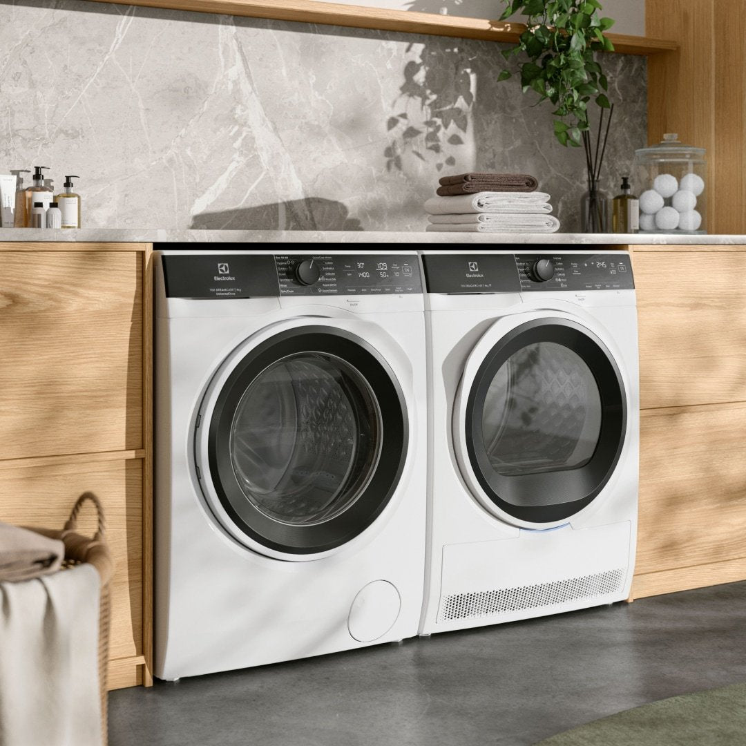 Electrolux tørretumbler og vaskemaskine ved siden af hinanden i et bryggers