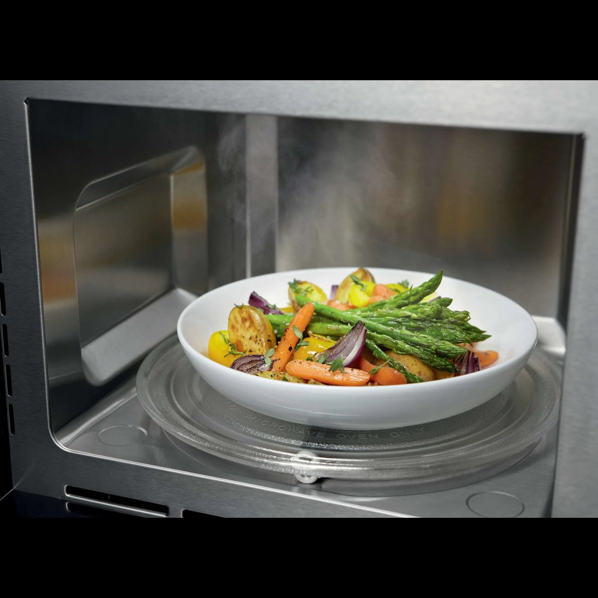 Fad med grøntsager i en Electrolux mikroovn