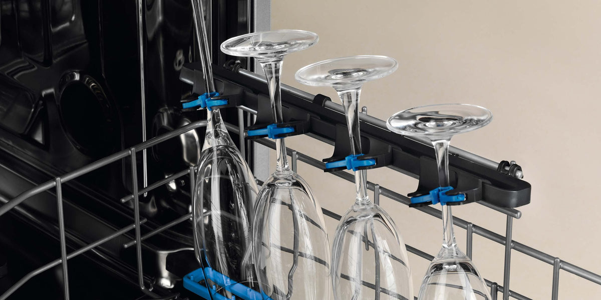 Åben Electrolux opvaskemaskine med glas og tallerkener