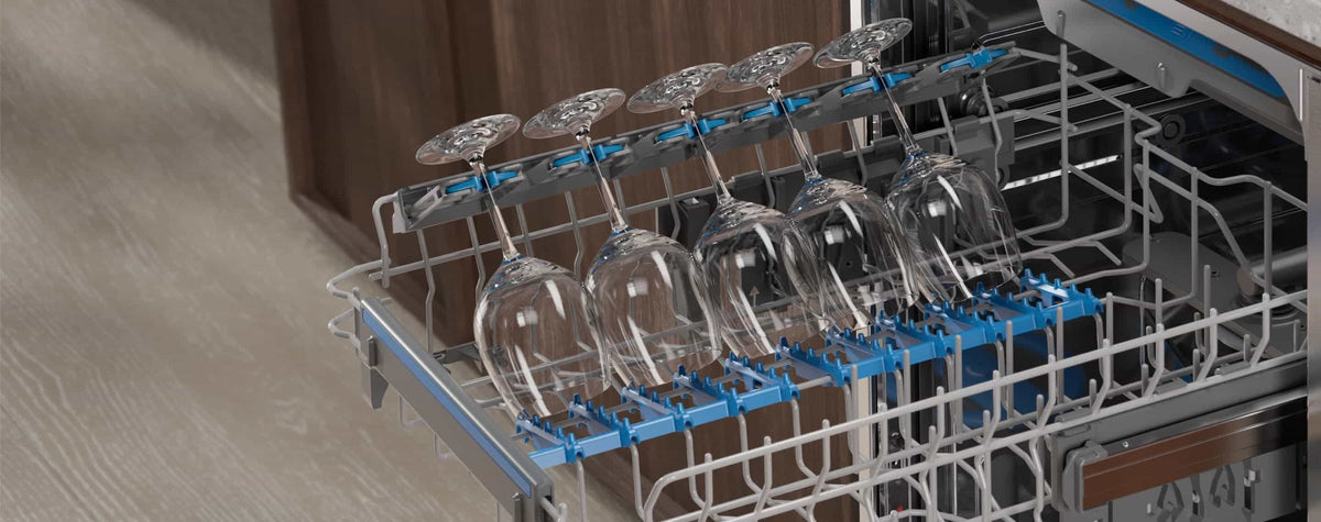 Glas i GlassCare-holderen i en Electrolux opvaskemaskine