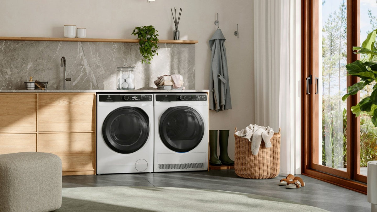 To hvide Electrolux maskiner side om side i et lyst vaskerum