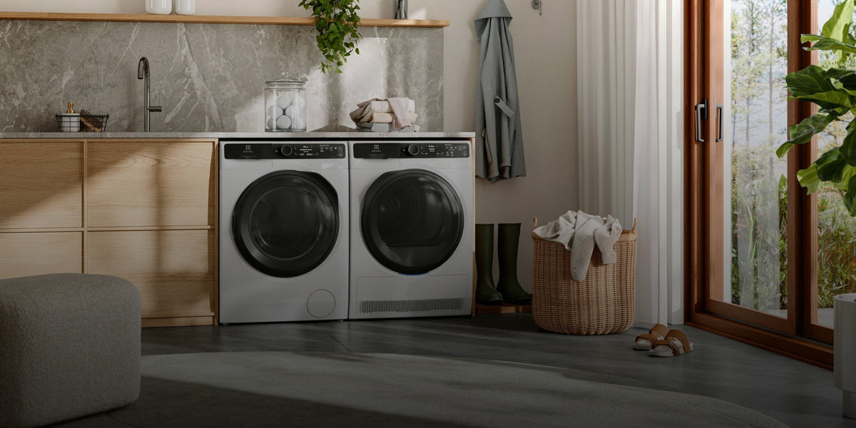 Electrolux vaskemaskine og tørretumbler side om side under en bordplade