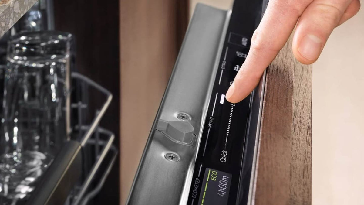 Finger trykker på QuickSelect på en Electrolux opvaskemaskine
