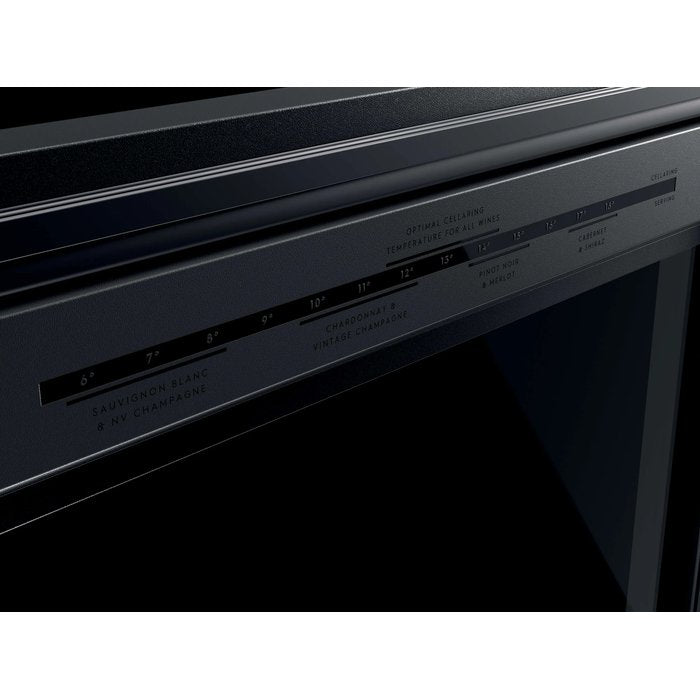 Detalje af sort glasfront og LED-lys på et Electrolux vinkøleskab
