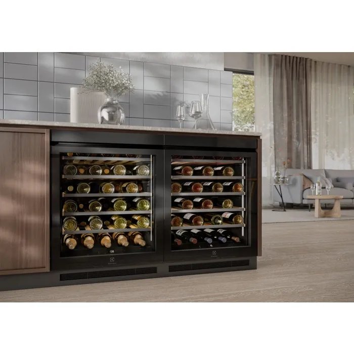 To Electrolux vinkøleskabe med vin under en bordplade i et køkken