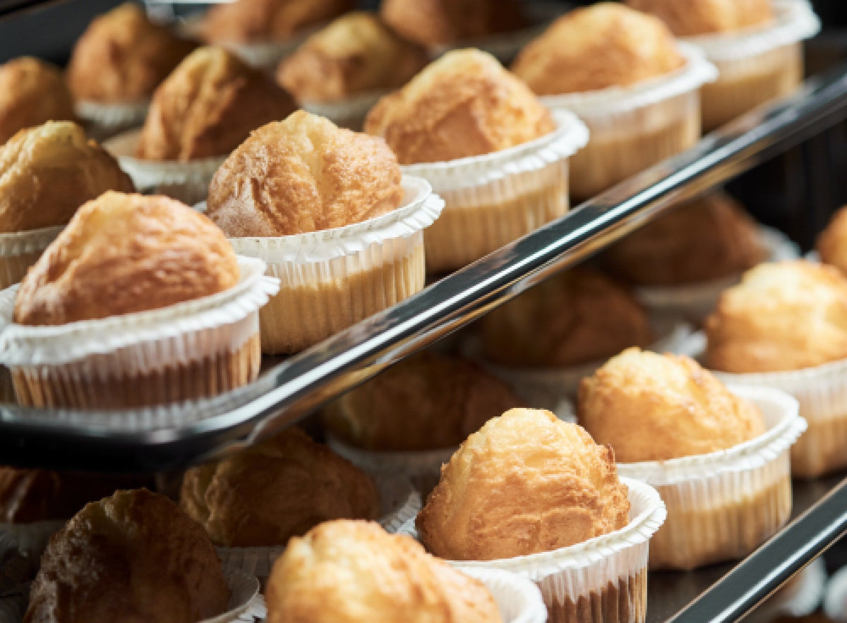 Muffins på bageplader i ovnen i et Gram komfur med BakingPro System