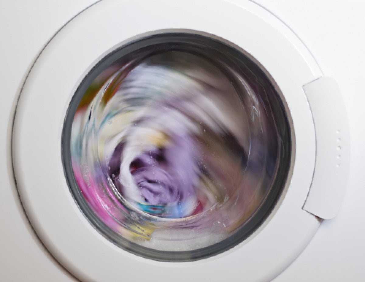 Tøj der centrifugeres i tromlen på en Gram vaskemaskine