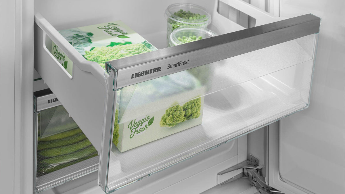 Åben fryseskuffe med frostvarer i et Liebherr fryseskab