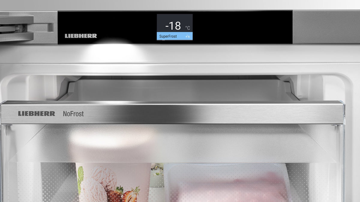 Fryseskuffe i et Liebherr fryseskab med NoFrost og temperaturdisplay