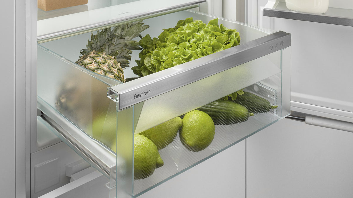 Udtrukket EasyFresh-skuffe med ananas og salat i et integreret Liebherr køleskab