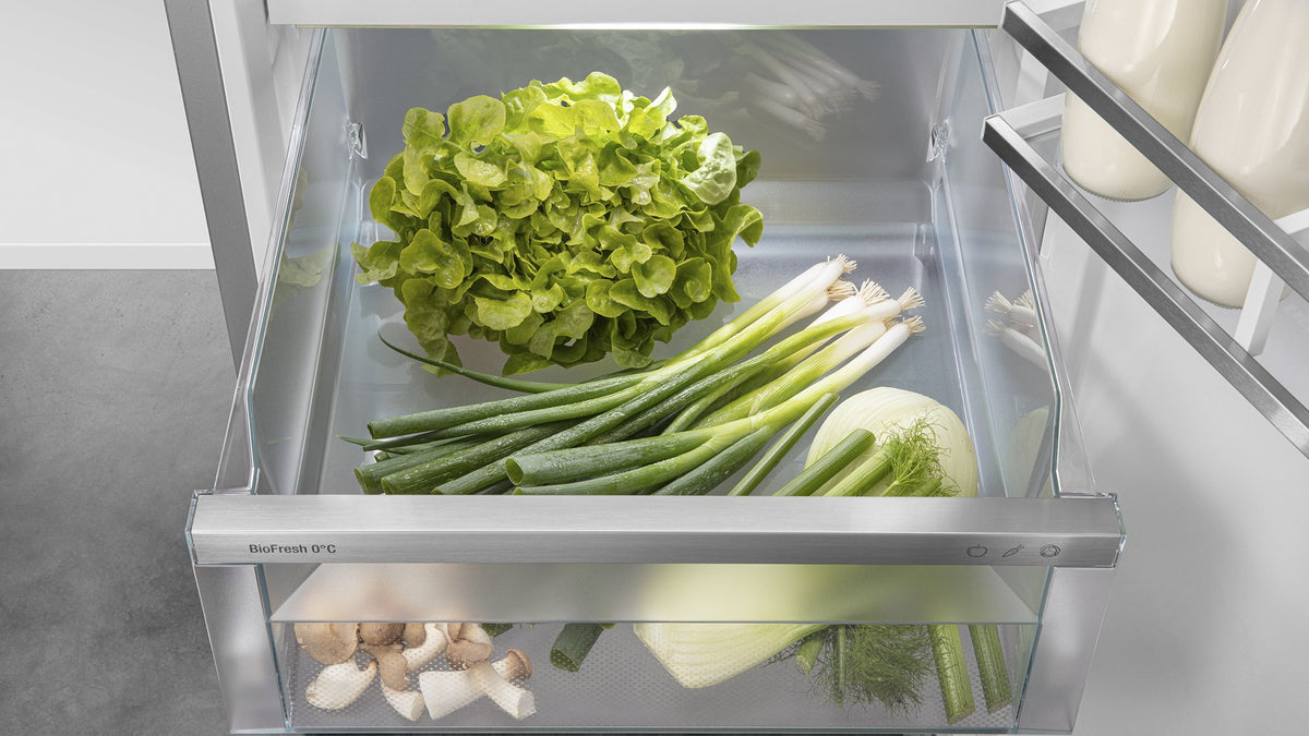 BioFresh-skuffe med salat, forårsløg og fennikel i et Liebherr køleskab