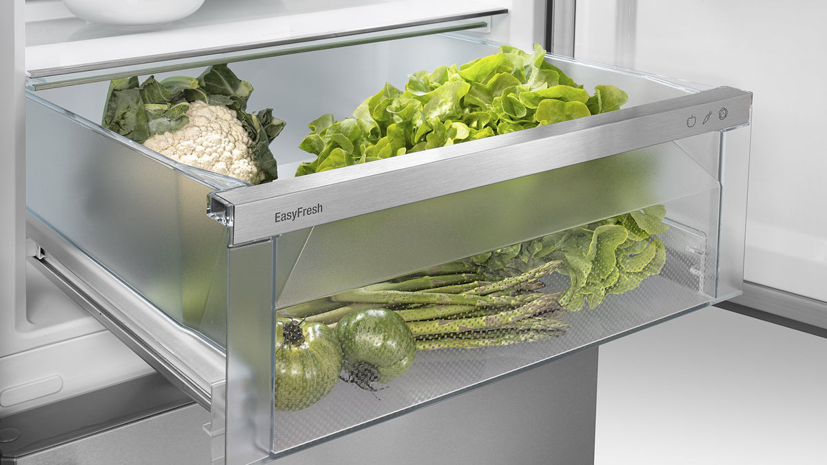 EasyFresh-skuffe med salat, blomkål og asparges i et fritstående Liebherr køleskab