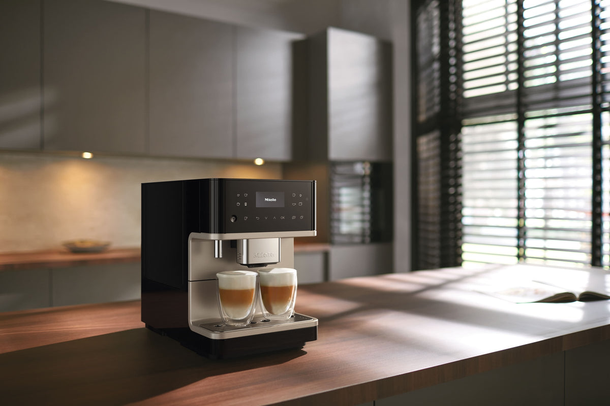 Miele CM6 espressomaskine med to latte macchiato på et køkkenbord