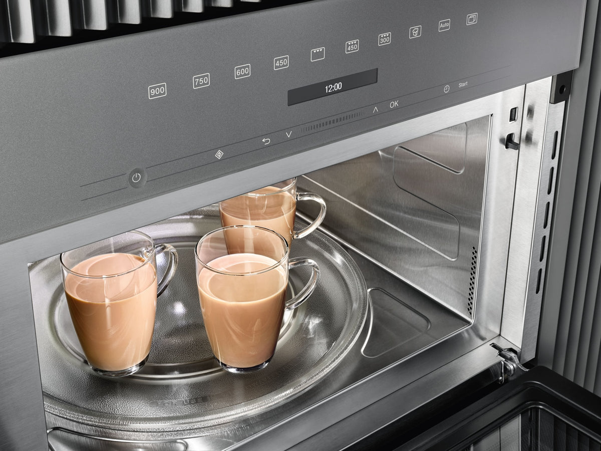 To glas varm kakao i ovnrummet på en Miele mikrobølgeovn