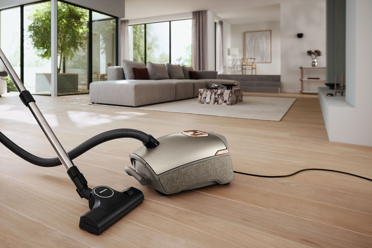 Miele Guard L1 støvsuger med pose på et lyst trægulv i en moderne stue