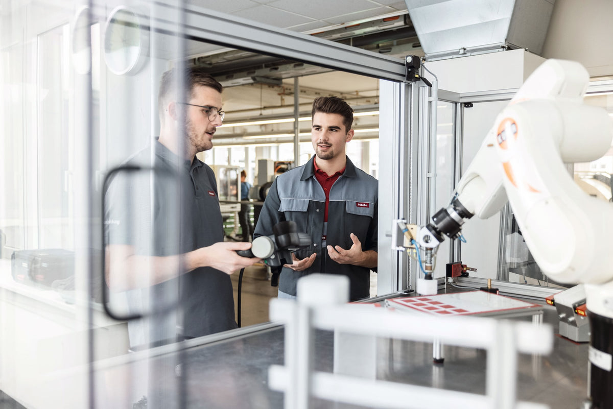 To Miele-ingeniører på fabrikken i Tyskland