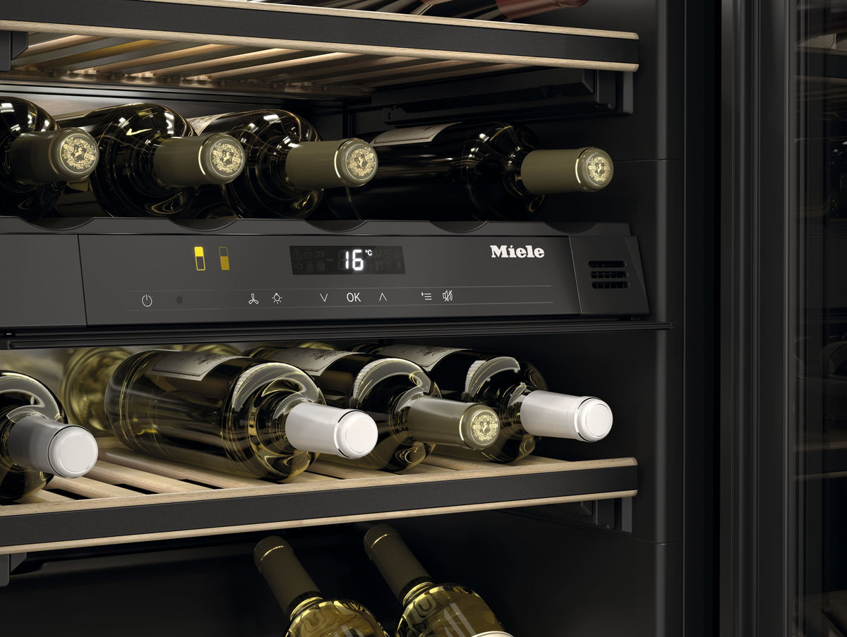 Miele vinkøleskab med vinflasker på træhylder og temperaturdisplay
