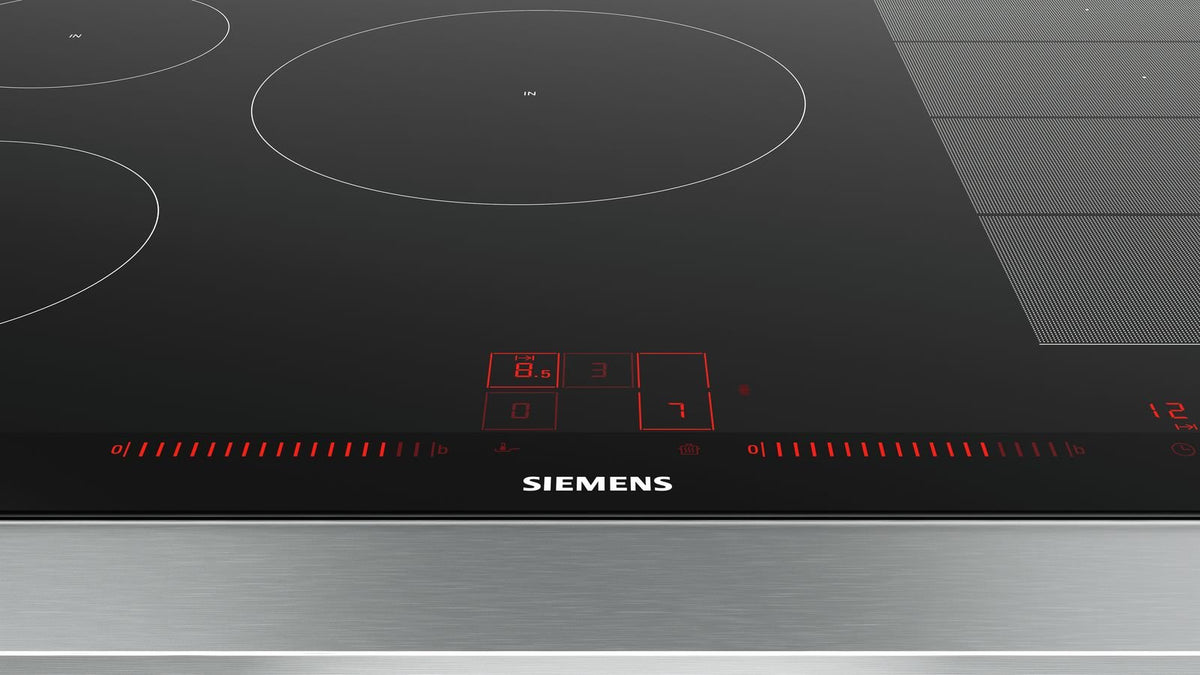 Nærbillede af betjeningspanelet på en sort Siemens induktionskogeplade