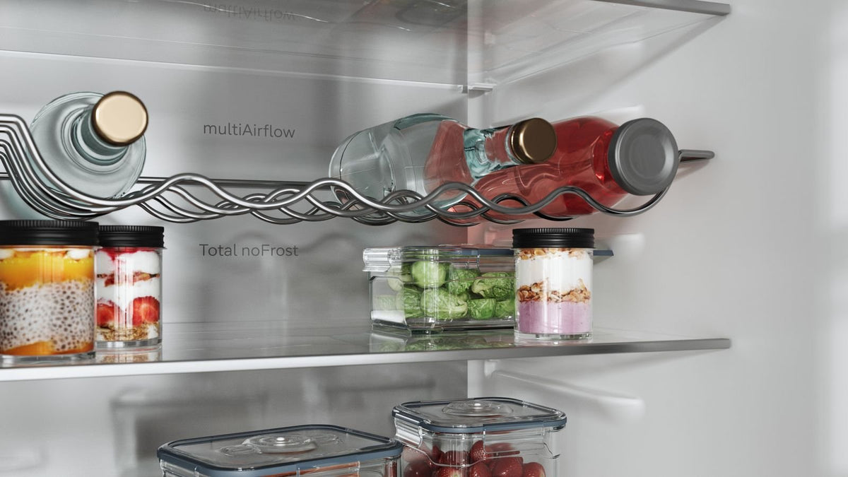 Glashylder med flasker og madvarer i et Siemens køle-/fryseskab med multiAirflow