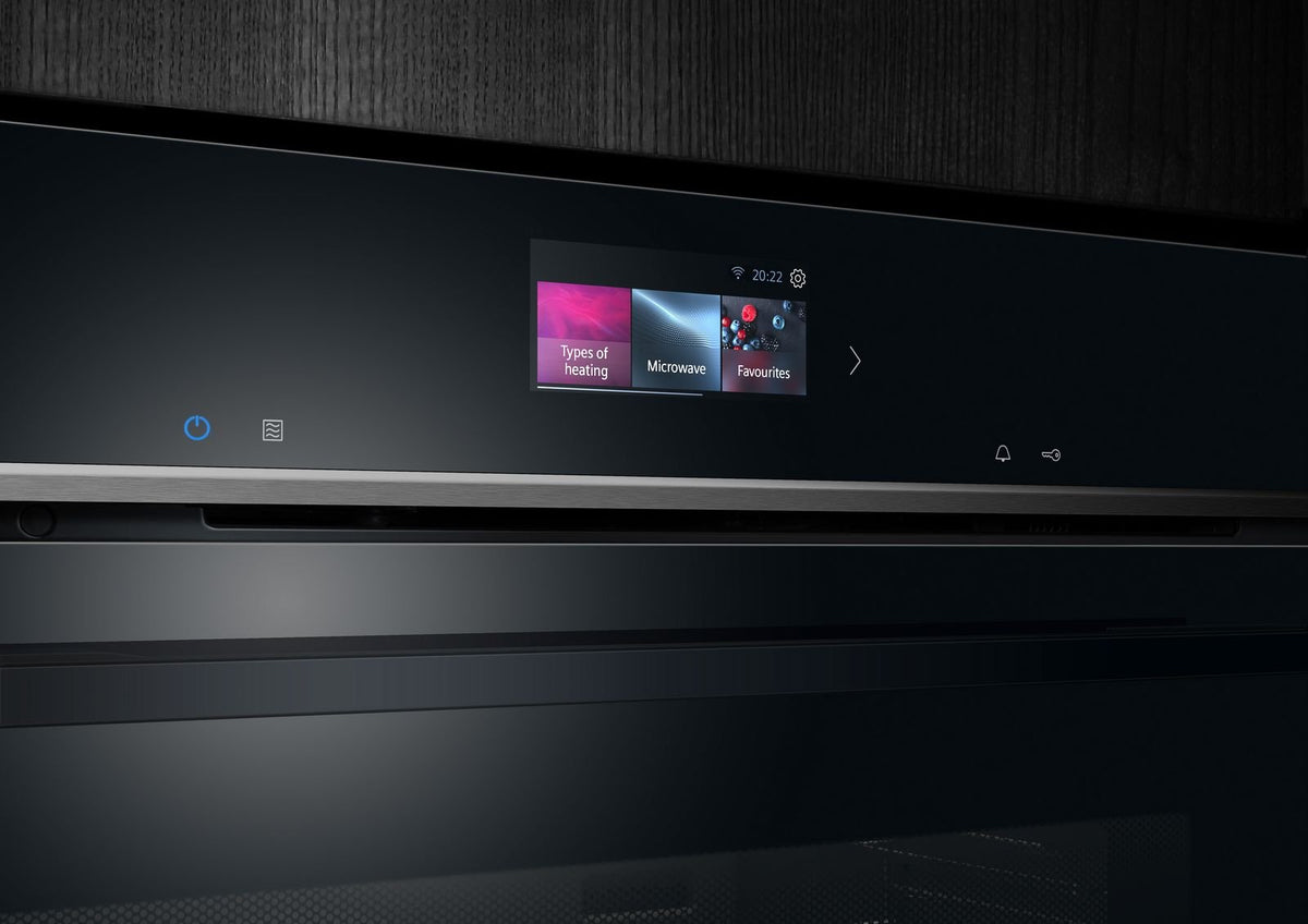 Nærbillede af TFT-touchdisplayet på en sort Siemens iQ700-ovn