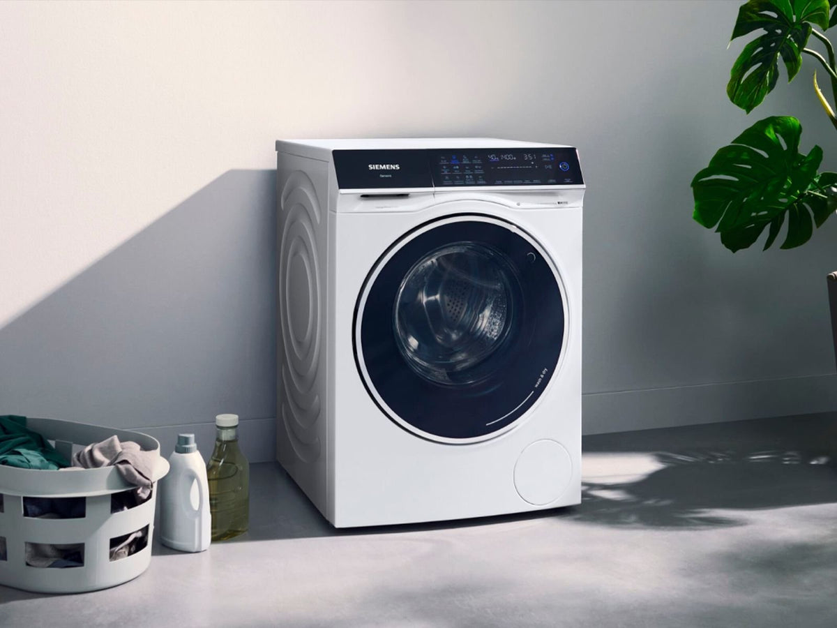 Siemens vaske-tørremaskine i et moderne rum med en vasketøjskurv