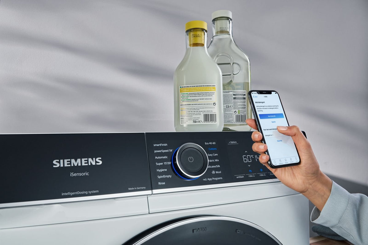 Flasker med flydende vaskemiddel og en mobil oven på en Siemens vaskemaskine