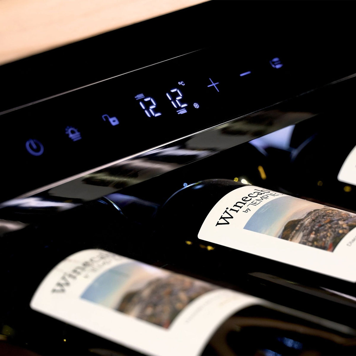 Nærbillede af touchdisplay med temperaturvisning på et Temptech vinkøleskab