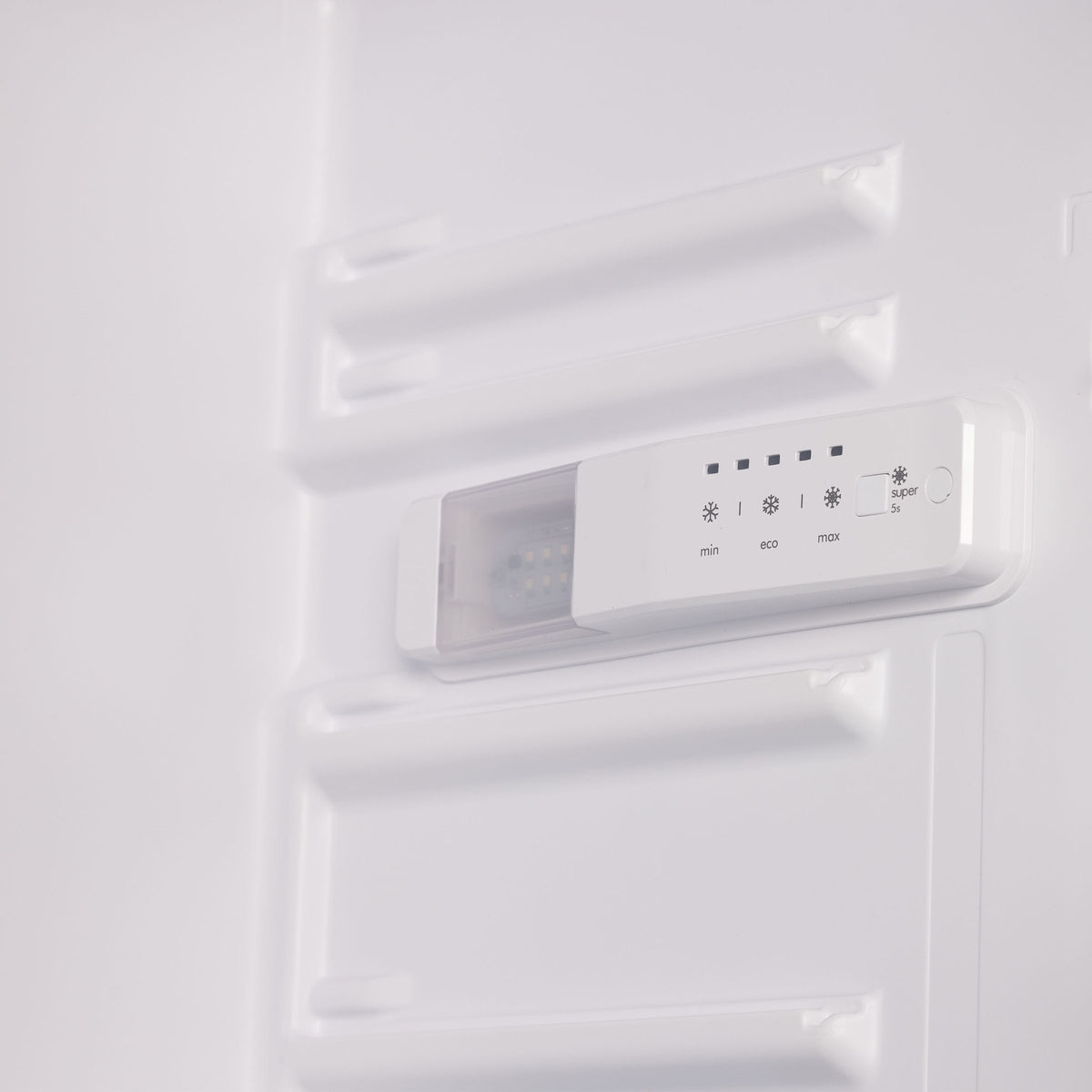 Termostat og LED-lys inde i et integreret Vestfrost køleskab